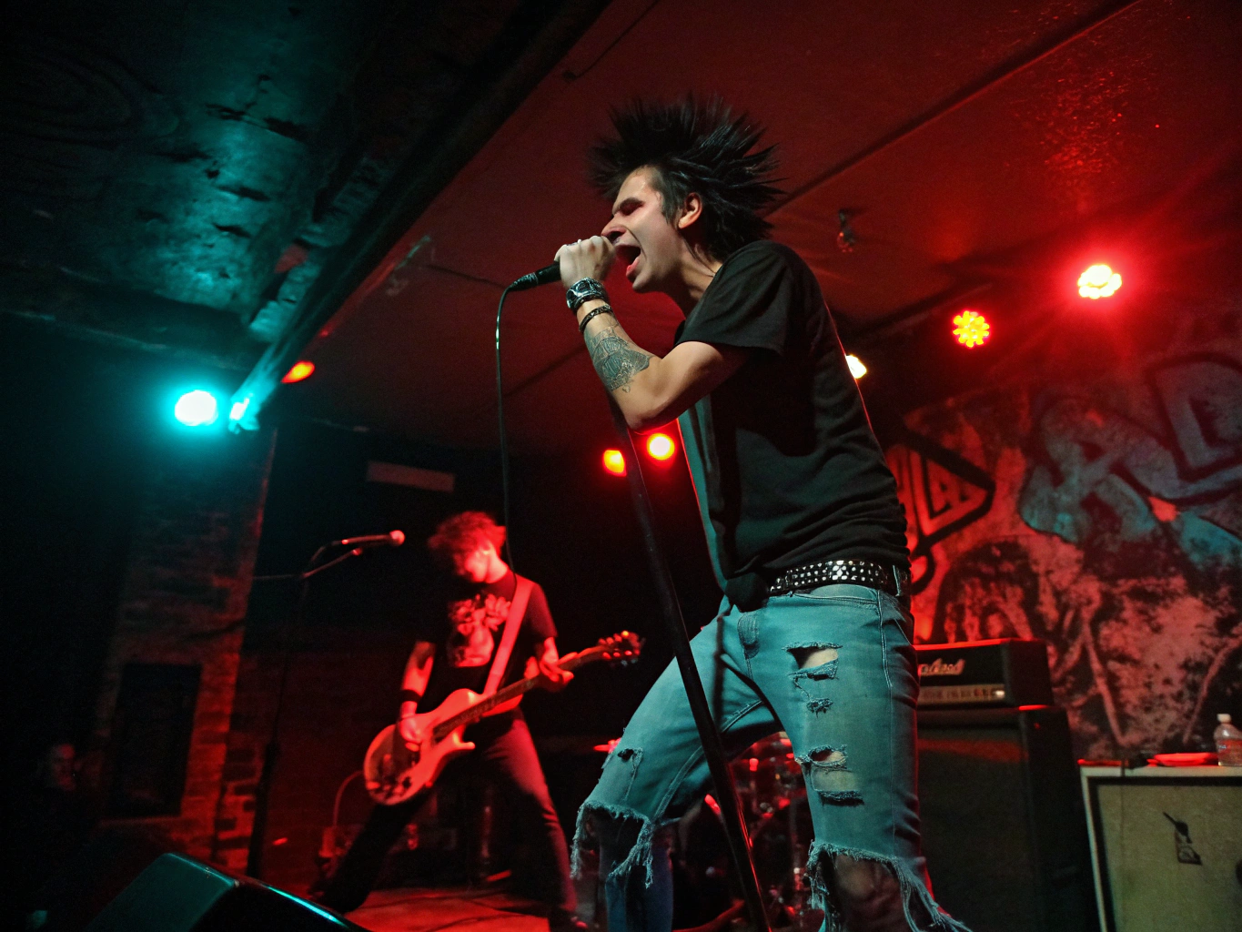 Electric live performance with stage flash lighting